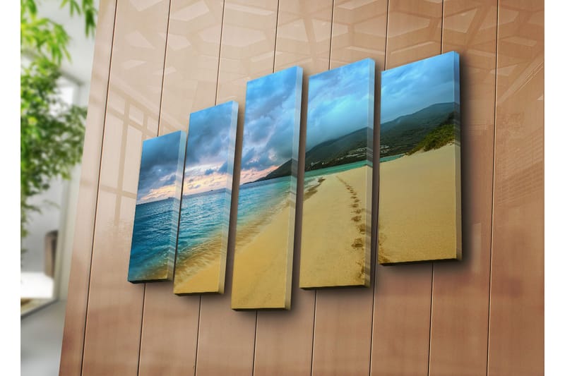 Stor Canvastavla i 5 delar 105x70 cm - Vacker strand med fotspår i sanden och lugnt hav - Blå / Sandfärgad / Grå - Inredning - Tavlor & konst - Canvastavlor