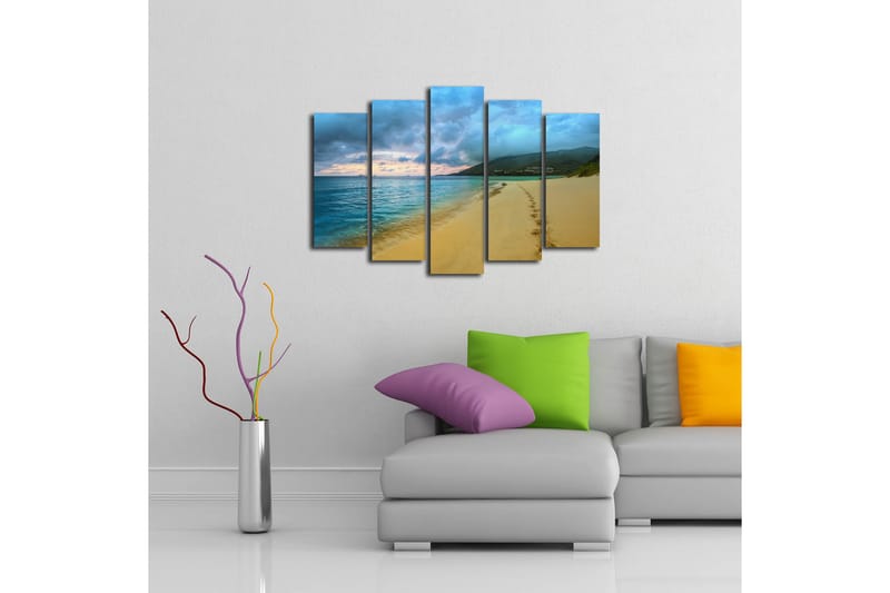 Stor Canvastavla i 5 delar 105x70 cm - Vacker strand med fotspår i sanden och lugnt hav - Blå / Sandfärgad / Grå - Inredning - Tavlor & konst - Canvastavlor