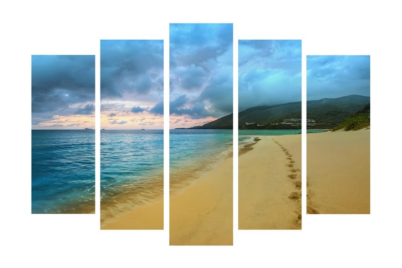 Stor Canvastavla i 5 delar 105x70 cm - Vacker strand med fotspår i sanden och lugnt hav - Blå / Sandfärgad / Grå - Inredning - Tavlor & konst - Canvastavlor