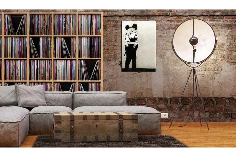 Tavla Kissing Coppers by Banksy 80x120 - Artgeist sp. z o. o. - Inredning - Tavlor & konst - Canvastavlor