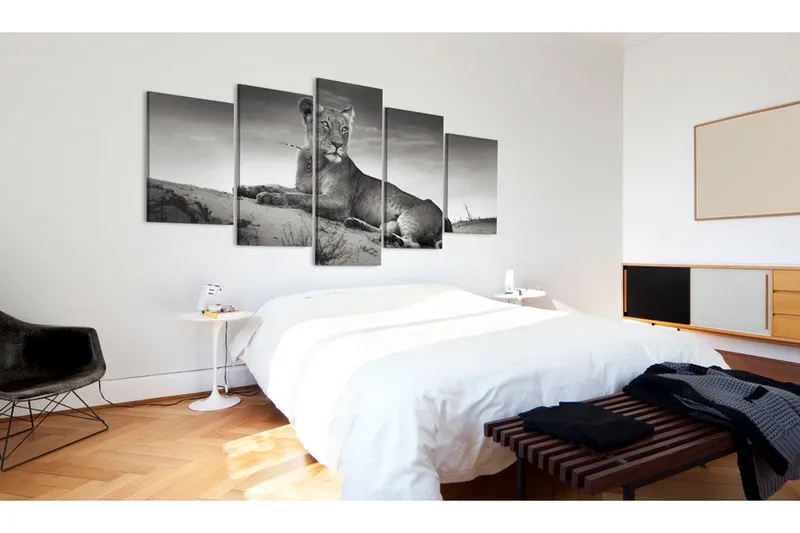 Tavla Lioness In A Desert 200x100 - Artgeist sp. z o. o. - Inredning - Tavlor & konst - Canvastavlor