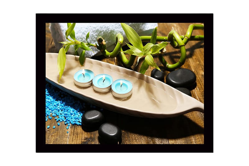 Inramad Canvastavla i trä - 41x56 cm - Avkopplande arrangemang med doftljus och bambu - Ljusblå / Grön / Svart - Inredning - Tavlor & konst