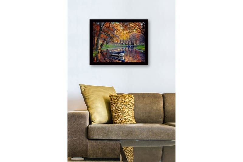 Inramad Canvastavla i trä - 41x56 cm - Båt som flyter stilla i en spegelblanka sjö omgiven av höstfärgade träd - Orange / Grön / Blå - Inredning - Tavlor & konst
