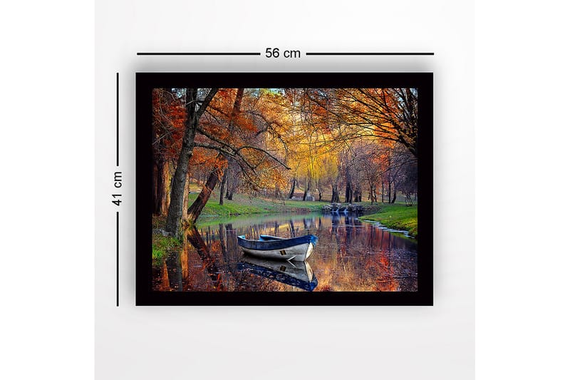 Inramad Canvastavla i trä - 41x56 cm - Båt som flyter stilla i en spegelblanka sjö omgiven av höstfärgade träd - Orange / Grön / Blå - Inredning - Tavlor & konst