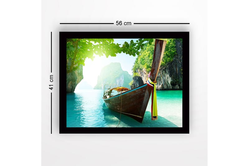 Inramad Canvastavla i trä - 41x56 cm - Båt som ligger stilla i en klar, turkos lagun omgiven av gröna klippor - Turkos / Grön / Brun - Inredning - Tavlor & konst
