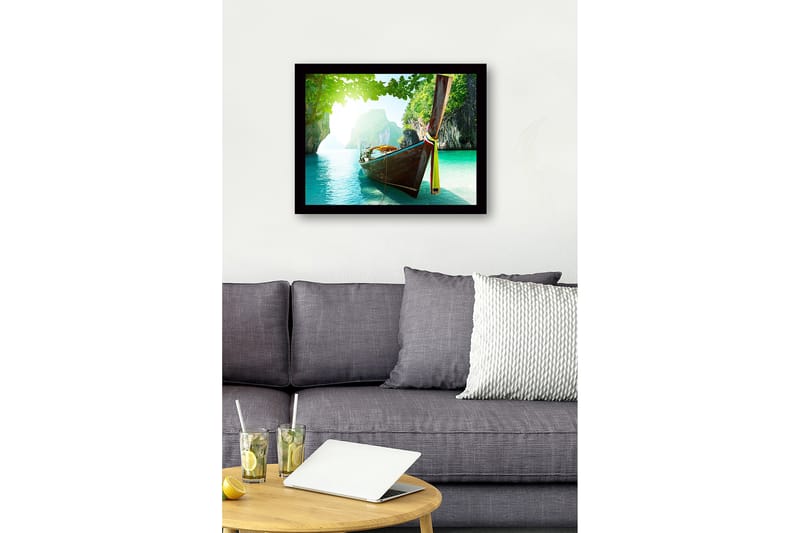 Inramad Canvastavla i trä - 41x56 cm - Båt som ligger stilla i en klar, turkos lagun omgiven av gröna klippor - Turkos / Grön / Brun - Inredning - Tavlor & konst