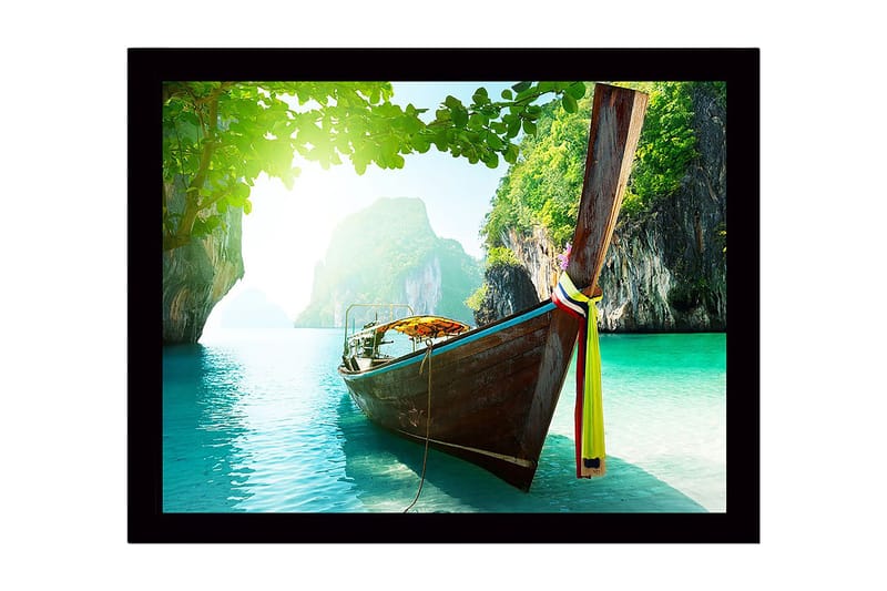 Inramad Canvastavla i trä - 41x56 cm - Båt som ligger stilla i en klar, turkos lagun omgiven av gröna klippor, Turkos / Grön / Brun