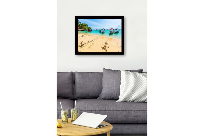 Inramad Canvastavla i trä - 41x56 cm - Båtar förankrade vid en solig strand med klart turkost vatten - Turkos / Beige / Grön - Inredning - Tavlor & konst