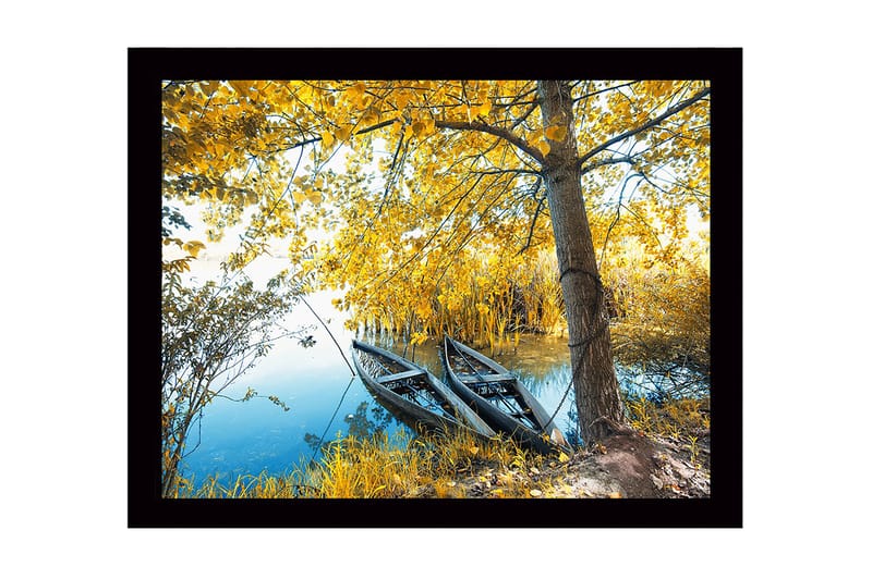Inramad Canvastavla i trä - 41x56 cm - Båtar vid en spegelblanka sjö omgiven av gyllene höstlöv, Guld / Grön / Blå