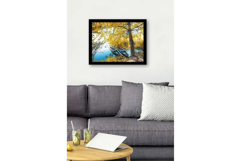 Inramad Canvastavla i trä - 41x56 cm - Båtar vid en spegelblanka sjö omgiven av gyllene höstlöv - Guld / Grön / Blå - Inredning - Tavlor & konst