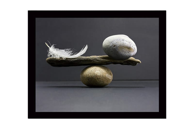 Inramad Canvastavla i trä - 41x56 cm - Balans mellan stenar och en fjäder på en träbit - Grå / Beige / Vit - Inredning - Tavlor & konst