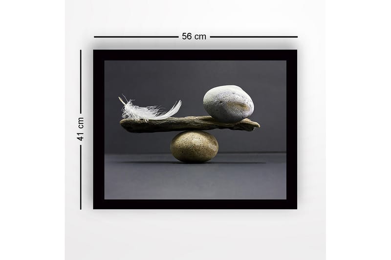 Inramad Canvastavla i trä - 41x56 cm - Balans mellan stenar och en fjäder på en träbit - Grå / Beige / Vit - Inredning - Tavlor & konst