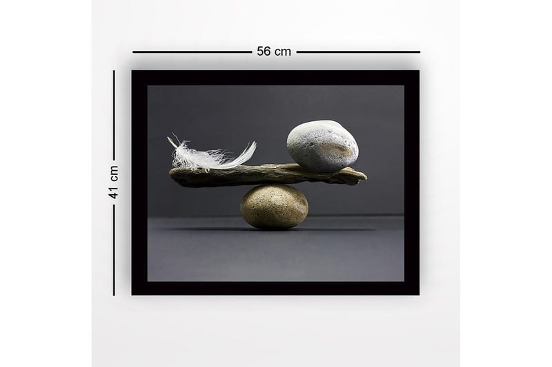 Inramad Canvastavla i trä - 41x56 cm - Balans mellan stenar och en fjäder på en träbit - Grå / Beige / Vit - Inredning - Tavlor & konst