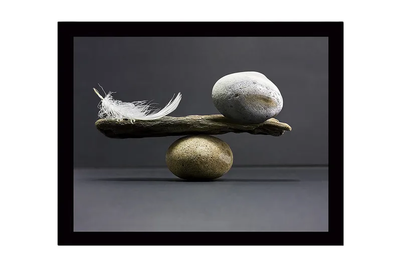 Inramad Canvastavla i trä - 41x56 cm - Balans mellan stenar och en fjäder på en träbit - Grå / Beige / Vit - Inredning - Tavlor & konst
