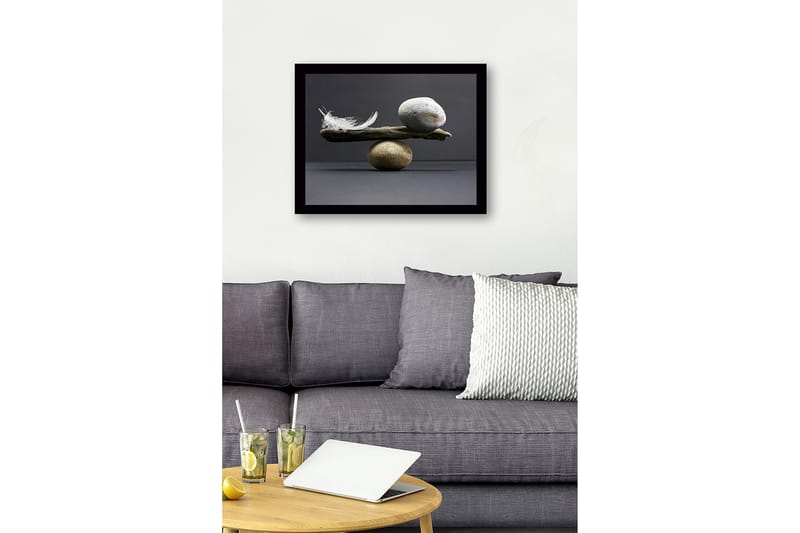 Inramad Canvastavla i trä - 41x56 cm - Balans mellan stenar och en fjäder på en träbit - Grå / Beige / Vit - Inredning - Tavlor & konst