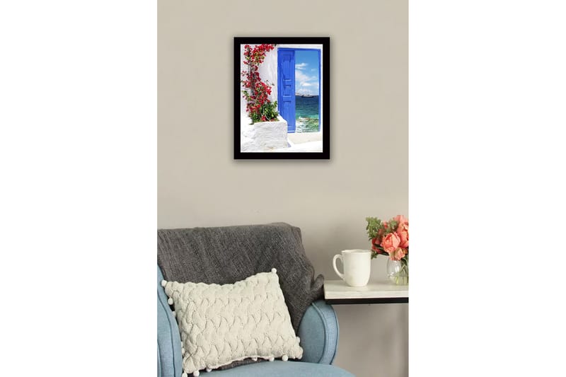 Inramad Canvastavla i trä - 41x56 cm - Blå dörr med blommor i rött framför havsutsikt - Blå / Röd / Vit - Inredning - Tavlor & konst