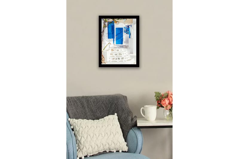 Inramad Canvastavla i trä - 41x56 cm - Blå dörrar och trappor i en vitkalkad gränd - Blå / Vit - Inredning - Tavlor & konst