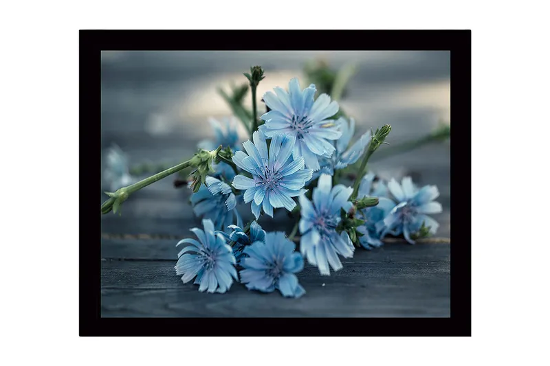 Inramad Canvastavla i trä - 41x56 cm - Blommor i mjuka blå nyanser - Ljusblå / Grön - Inredning - Tavlor & konst