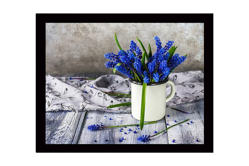 Inramad Canvastavla i trä - 41x56 cm - Blomsterarrangemang med blå pärlhyacinter i en vit kopp - Blå / Grön / Vit - Inredning - Tavlor & konst