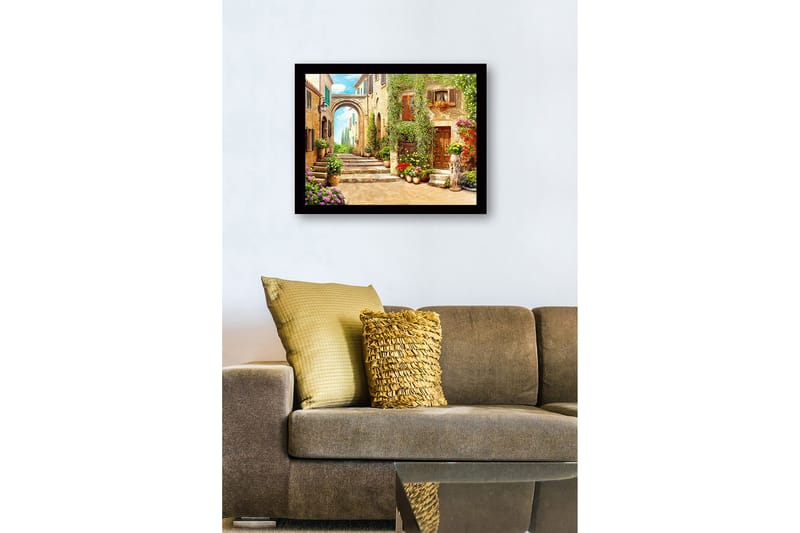 Inramad Canvastavla i trä - 41x56 cm - Charmig gränd med blomsterprydda hus och en båge i bakgrunden - Grön / Gul / Rosa - Inredning - Tavlor & konst