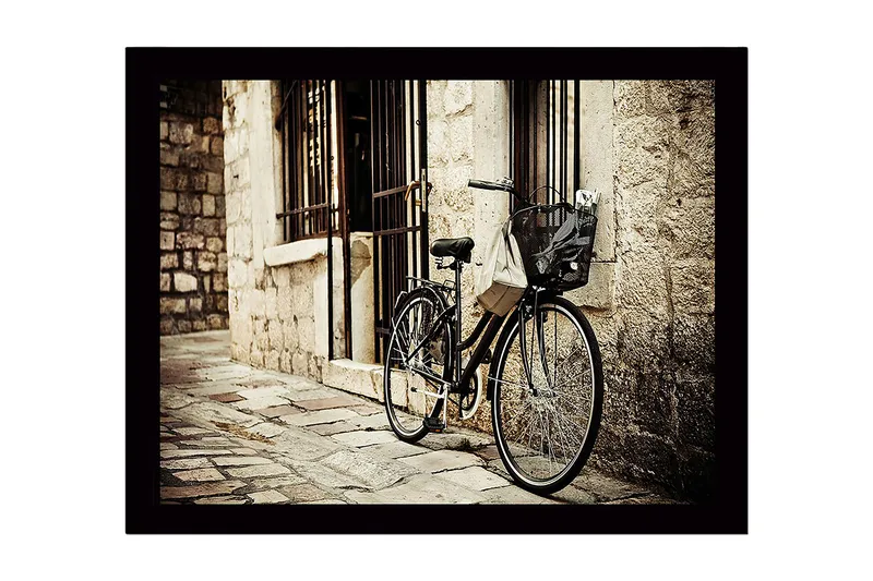 Inramad Canvastavla i trä - 41x56 cm - Cykel lutad mot en gammal stenvägg - Svart / Beige / Grå - Inredning - Tavlor & konst