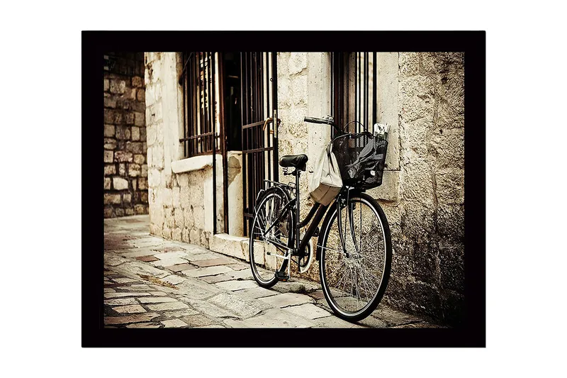 Inramad Canvastavla i trä - 41x56 cm - Cykel lutad mot en gammal stenvägg, Svart / Beige / Grå