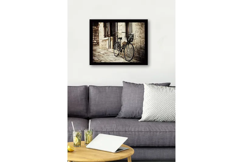 Inramad Canvastavla i trä - 41x56 cm - Cykel lutad mot en gammal stenvägg - Svart / Beige / Grå - Inredning - Tavlor & konst