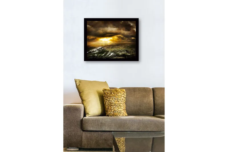 Inramad Canvastavla i trä - 41x56 cm - Dramatiskt landskap med solstrålar som bryter genom molnen - Guld / Mörkgrå / Grön - Inredning - Tavlor & konst