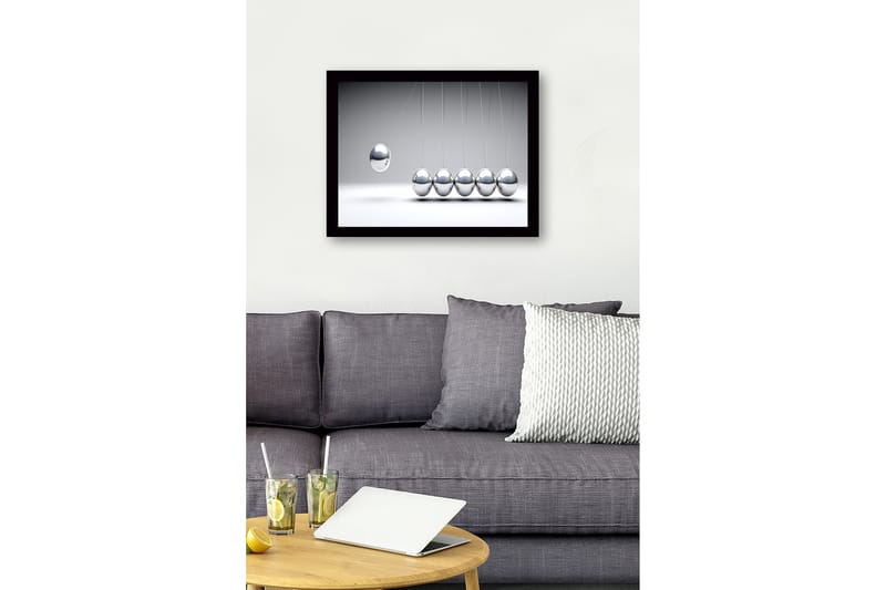 Inramad Canvastavla i trä - 41x56 cm - Dynamisk komposition med hängande metallkulor i rörelse - Silver / Grå - Inredning - Tavlor & konst