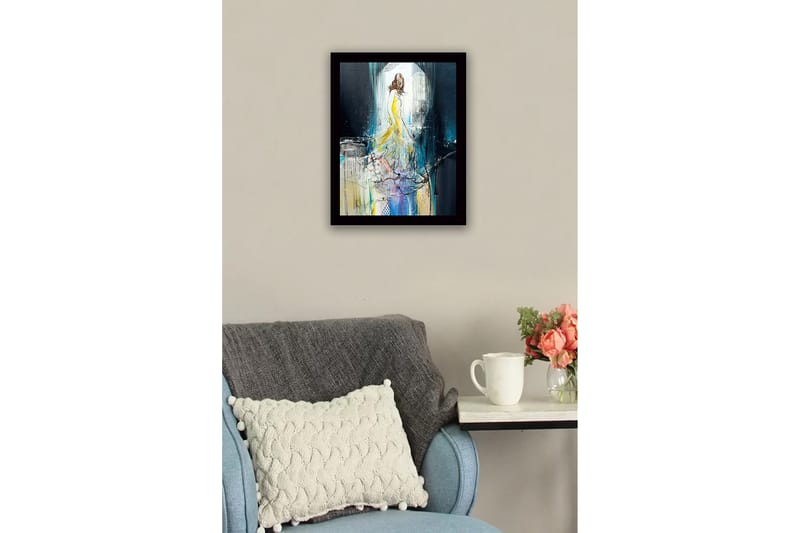 Inramad Canvastavla i trä - 41x56 cm - Elegant kvinna i en gul klänning som rör sig genom en drömlik miljö - Gul / Blå / Svart - Inredning - Tavlor & konst