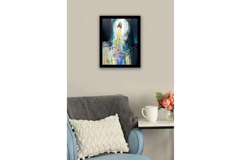 Inramad Canvastavla i trä - 41x56 cm - Elegant kvinna i en gul klänning som rör sig genom en drömlik miljö - Gul / Blå / Svart - Inredning - Tavlor & konst