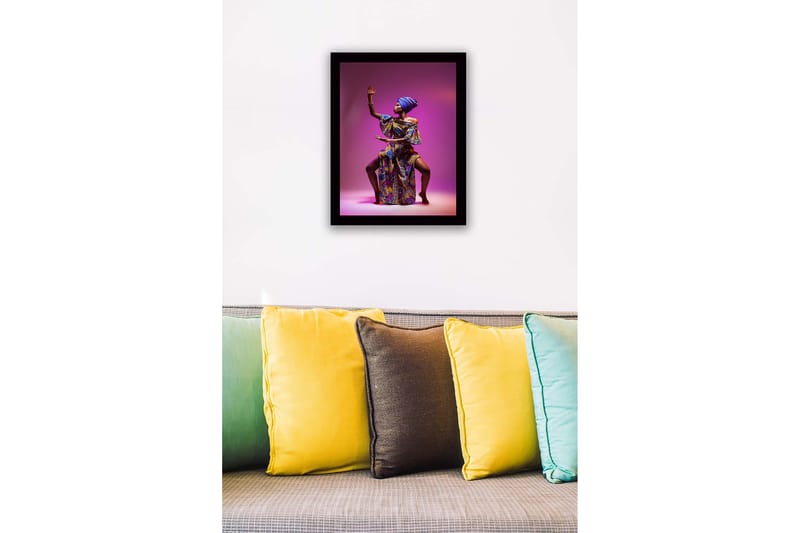 Inramad Canvastavla i trä - 41x56 cm - Elegant kvinna i färgglad traditionell klädsel med en kraftfull pose - Lila / Blå / Guld - Inredning - Tavlor & konst