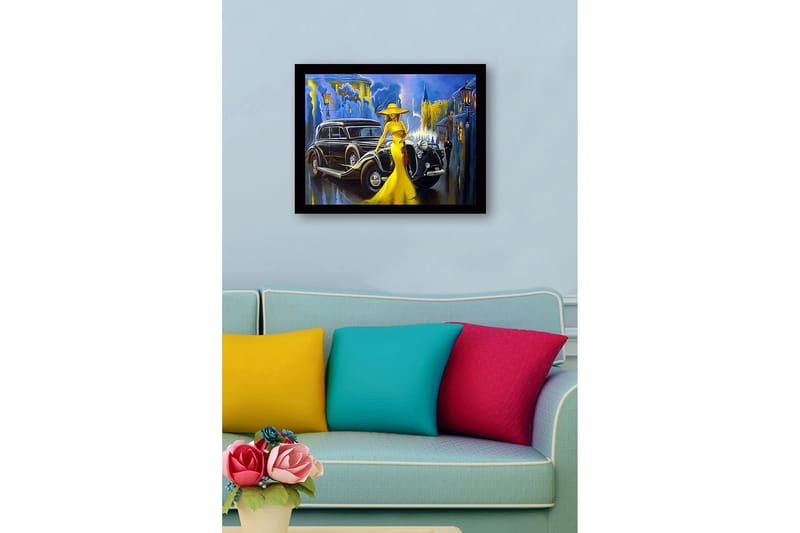 Inramad Canvastavla i trä - 41x56 cm - Elegant kvinna i gul klänning med fiol framför en klassisk bil i en stadsmiljö - Gul / Svart / Blå - Inredning - Tavlor & konst