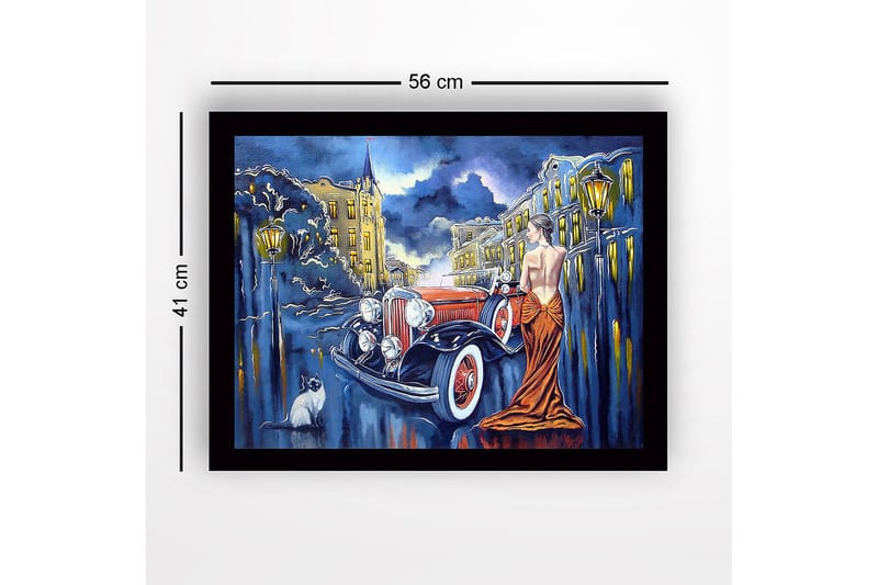 Inramad Canvastavla i trä - 41x56 cm - Elegant kvinna i röd klänning vid en klassisk bil i stadsmiljö - Röd / Svart / Blå - Inredning - Tavlor & konst