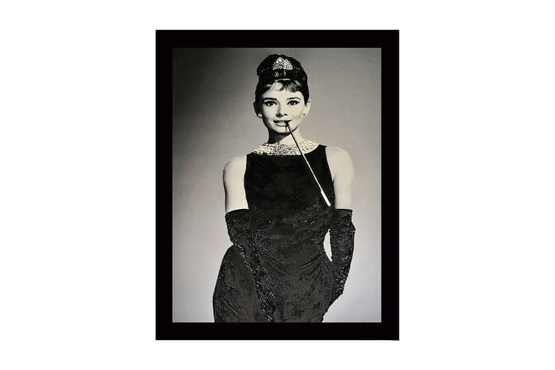Inramad Canvastavla i trä - 41x56 cm - Elegant kvinna i svart klänning med pärlhalsband och handskar, Svart / Vit / Grå