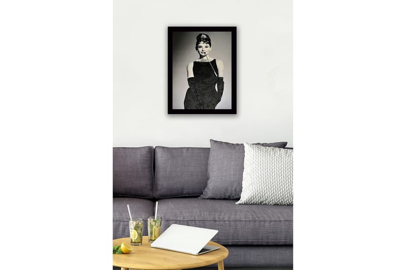Inramad Canvastavla i trä - 41x56 cm - Elegant kvinna i svart klänning med pärlhalsband och handskar - Svart / Vit / Grå - Inredning - Tavlor & konst
