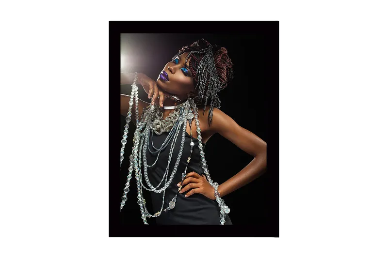 Inramad Canvastavla i trä - 41x56 cm - Elegant kvinna med glittrande smycken och dramatisk makeup, Svart / Silver / Lila