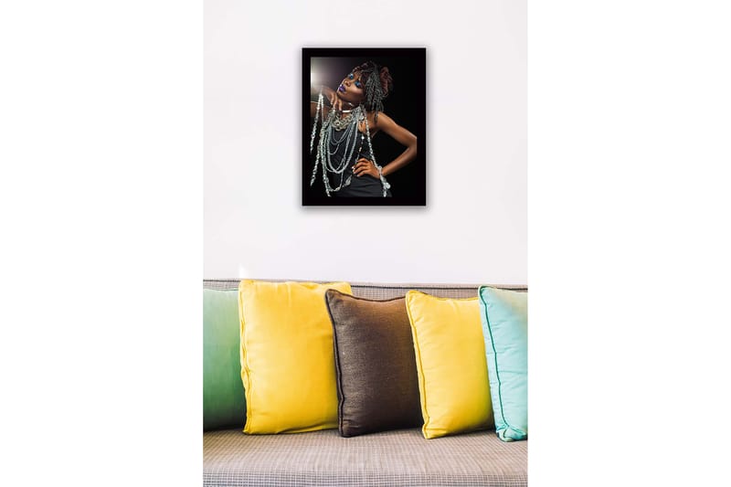 Inramad Canvastavla i trä - 41x56 cm - Elegant kvinna med glittrande smycken och dramatisk makeup - Svart / Silver / Lila - Inredning - Tavlor & konst