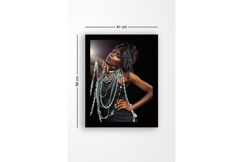 Inramad Canvastavla i trä - 41x56 cm - Elegant kvinna med glittrande smycken och dramatisk makeup - Svart / Silver / Lila - Inredning - Tavlor & konst