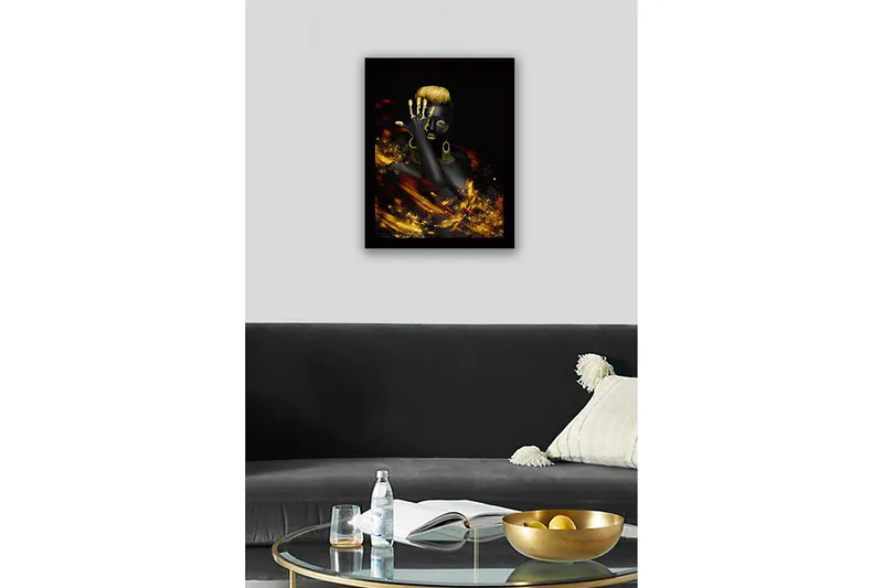 Inramad Canvastavla i trä - 41x56 cm - Elegant kvinna med guldiga detaljer och svart bakgrund - Svart / Guld - Inredning - Tavlor & konst