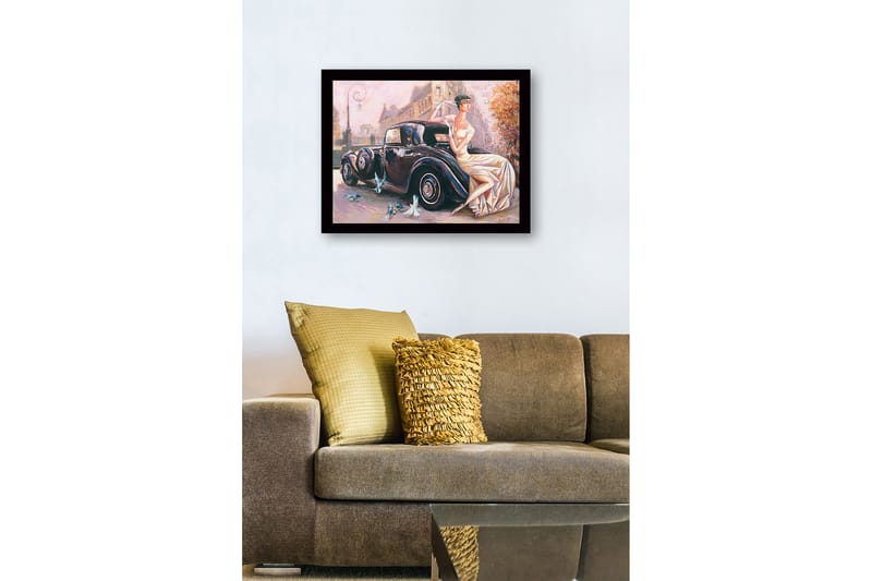 Inramad Canvastavla i trä - 41x56 cm - Eleganta kvinna i vit klänning sittande på en klassisk bil - Svart / Beige / Ljusrosa - Inredning - Tavlor & konst