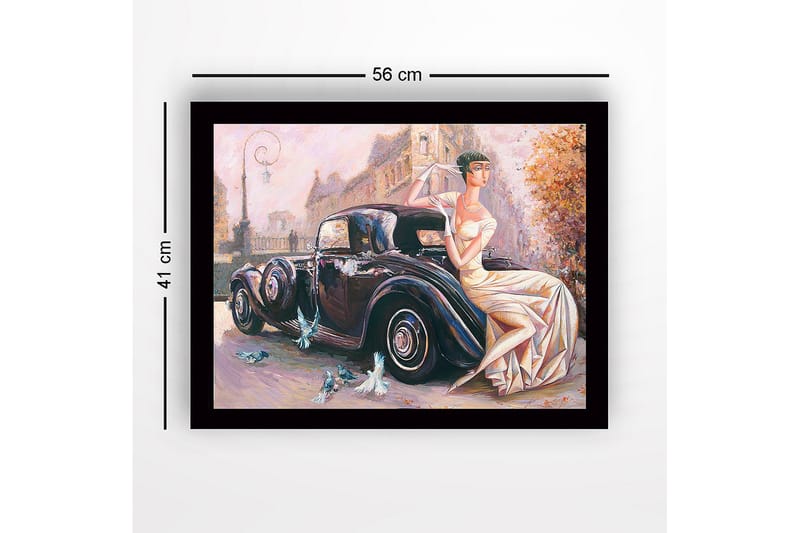 Inramad Canvastavla i trä - 41x56 cm - Eleganta kvinna i vit klänning sittande på en klassisk bil - Svart / Beige / Ljusrosa - Inredning - Tavlor & konst