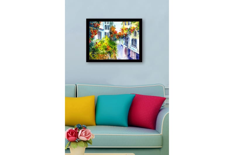 Inramad Canvastavla i trä - 41x56 cm - Färgglad gata med blommande växter och husfasader - Grön / Röd / Gul - Inredning - Tavlor & konst