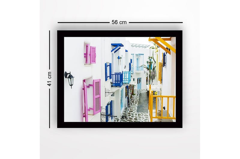 Inramad Canvastavla i trä - 41x56 cm - Färgglad gata med vita hus och färgglada fönsterluckor - Rosa / Blå / Gul - Inredning - Tavlor & konst