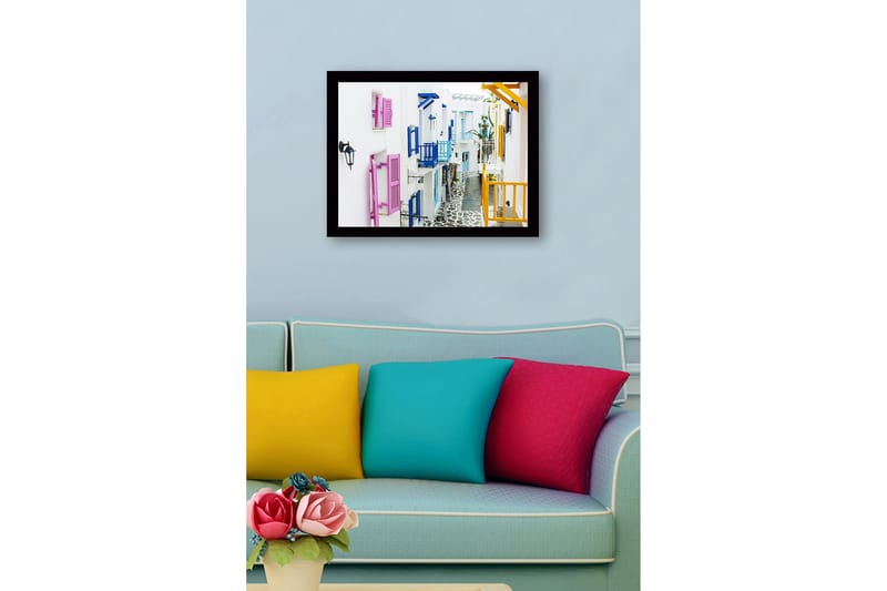 Inramad Canvastavla i trä - 41x56 cm - Färgglad gata med vita hus och färgglada fönsterluckor - Rosa / Blå / Gul - Inredning - Tavlor & konst