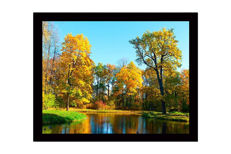 Inramad Canvastavla i trä - 41x56 cm - Färgglad höstskog vid en spegelblanka sjö - Guldorange / Grön / Blå - Inredning - Tavlor & konst