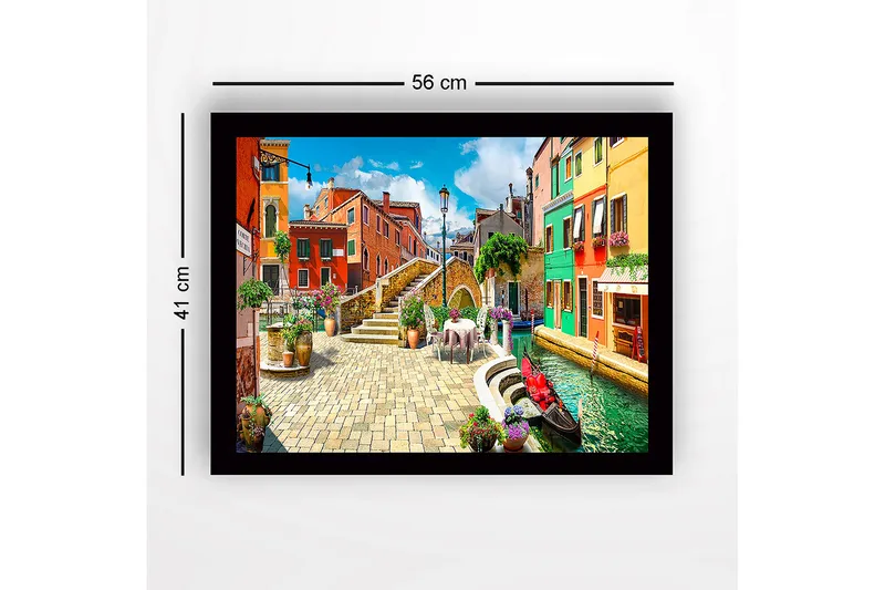 Inramad Canvastavla i trä - 41x56 cm - Färgglad kanal med pittoreska hus och blomsterarrangemang - Röd / Grön / Blå - Inredning - Tavlor & konst