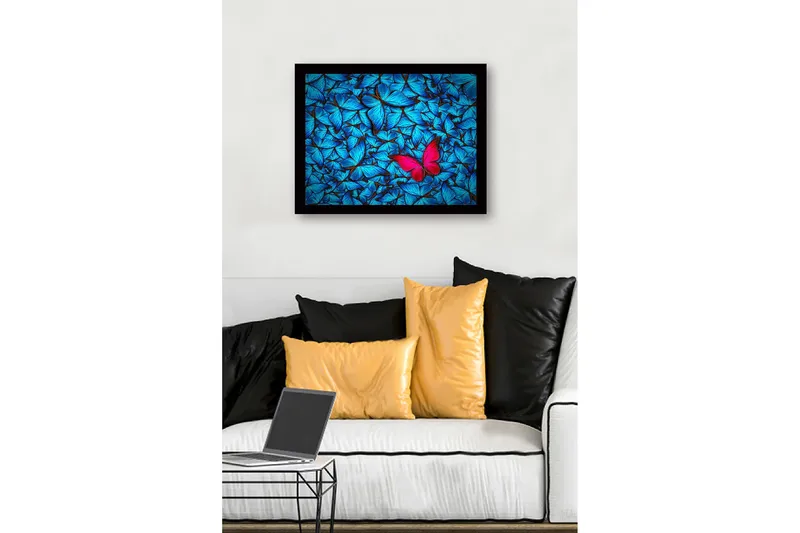 Inramad Canvastavla i trä - 41x56 cm - Färgglad samling av fjärilar med en framträdande rosa fjäril - Blå / Rosa - Inredning - Tavlor & konst