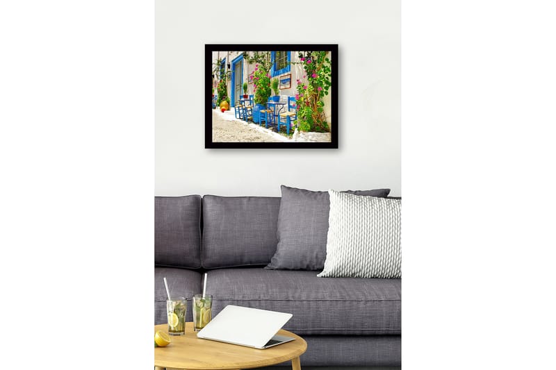 Inramad Canvastavla i trä - 41x56 cm - Färgglad uteservering med blå stolar och blommande växter - Blå / Grön / Rosa - Inredning - Tavlor & konst