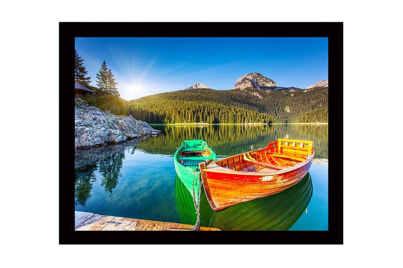 Inramad Canvastavla i trä - 41x56 cm - Färgglada båtar vid en spegelblanka sjö med omgivande berg och skog - Grön / Orange / Blå - Inredning - Tavlor & konst